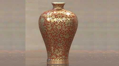 珊瑚红釉描金梅瓶