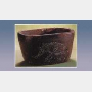 猪纹黑陶长圆形缽的图片，尺寸，器形和特征