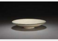 北宋定窑白釉刻划花荷莲鸭纹花口盘的图片，特点，年代，鉴赏