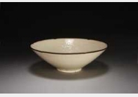 北宋定窑白釉印花缠枝芙蓉纹花口碗的图片，特点，年代，鉴赏