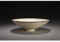 北宋定窑白釉印花缠枝海石榴纹笠式碗的图片，特点，年代，鉴赏