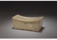金定窑白釉剔花卷草纹长方枕的图片，特点，年代，鉴赏，馆藏