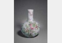 清雍正粉彩蟠桃纹天球瓶的图片，特点，年代，鉴赏，馆藏