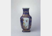 清乾隆霁蓝釉描金地开光粉彩花鸟纹方瓶的图片，特点，年代，鉴赏