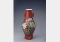 清雍正珊瑚红地粉彩牡丹纹贯耳瓶的图片，特点，年代，鉴赏，馆藏